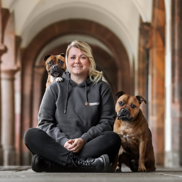 Carolin Crustewitz mit ihrem Hund Polly in der Stadt Leipzig und Hundeschule Leipzig Carolin Crustewitz – Hundeschule Leipzig mit Hund Polly und Percy
