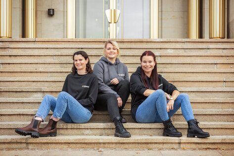 Unser Team in Leipzig Team der Martin Rütter Hundeschule Leipzig: Carolin, Malena und Emilia