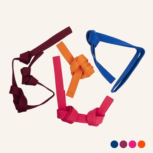 Vier Spielgurte KNOTIX mit Knoten in den Farben Bordeaux, Dunkelblau, Magenta und Orange