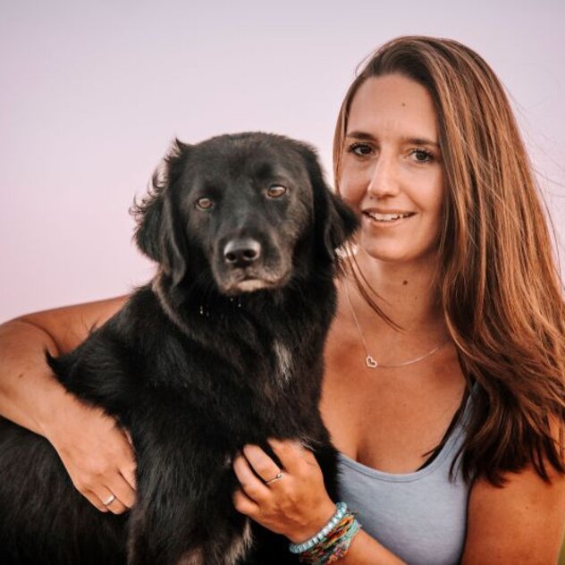 Hundetrainerin Giulia Lautz und ihr Hundesenior Tiago