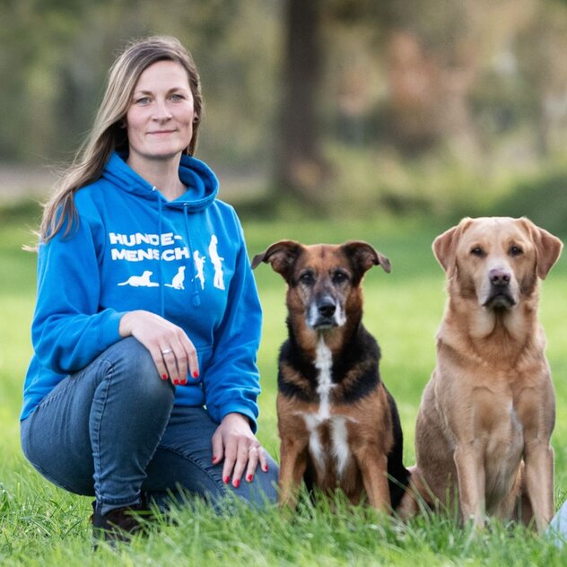 Hundetrainerin Heike Kleinhans mit ihren beiden Hunden