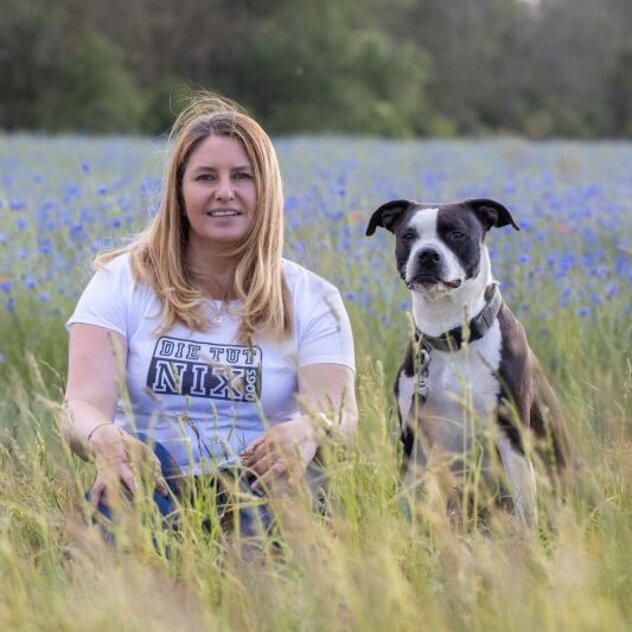 Hundetrainerin Yvonne Theißen mit ihrer Staffordshire Terrier Hündin Kaira