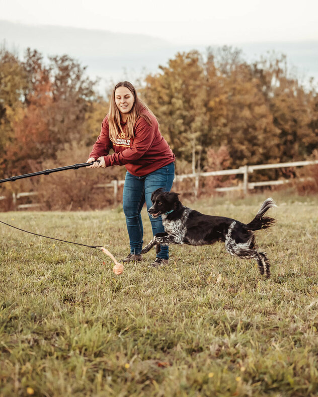 Patricia Redzimski trainiert mit ihrem Hund Winnie