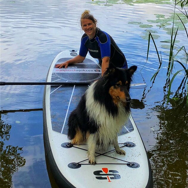 Christine Waubke auf dem SUP mit Hund