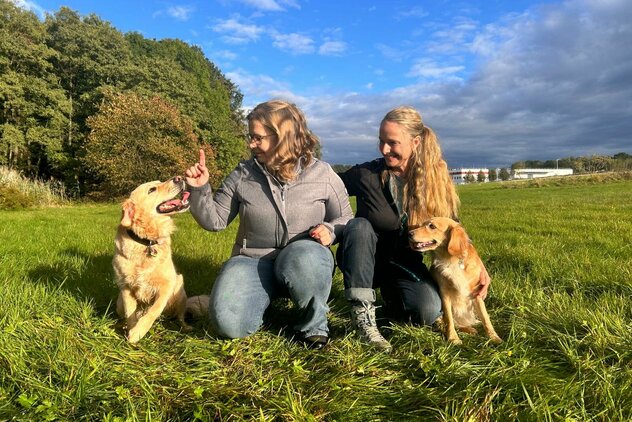 Conny und Susann auf der Wiese mit zwei Hunden der Hundeschule für Dresden und Bautzen