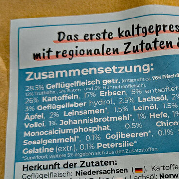 Deklarationsangaben auf einer Packung Hundefutter.