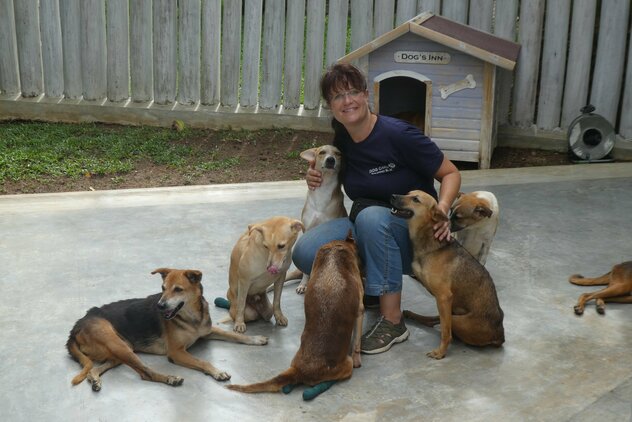 Doreen Hörchner mit behinderten Hunden in der Dog Care Clinic