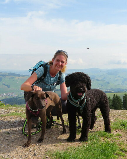 Carmen mit ihren beiden Hunden 