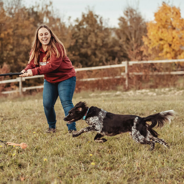 Hundetrainerin Patricia trainiert mit ihrem Hund Winnie