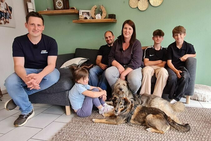 Martin Rütter Hundetrainer Marcel Wunderlich mit die beiden Hündinnen Maya und Lotto sowie deren Familie während Dreharbeiten zu "Der Hundeprofi – Rütters Team"