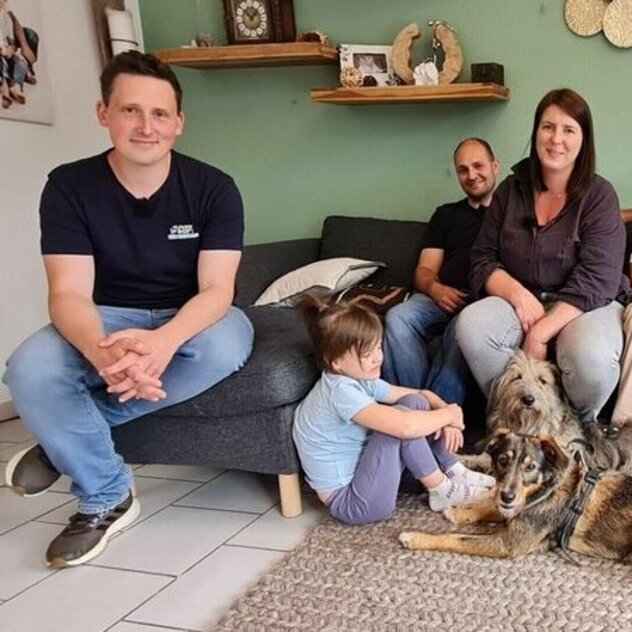 Martin Rütter Hundetrainer Marcel Wunderlich mit die beiden Hündinnen Maya und Lotto sowie deren Familie während Dreharbeiten zu "Der Hundeprofi – Rütters Team"