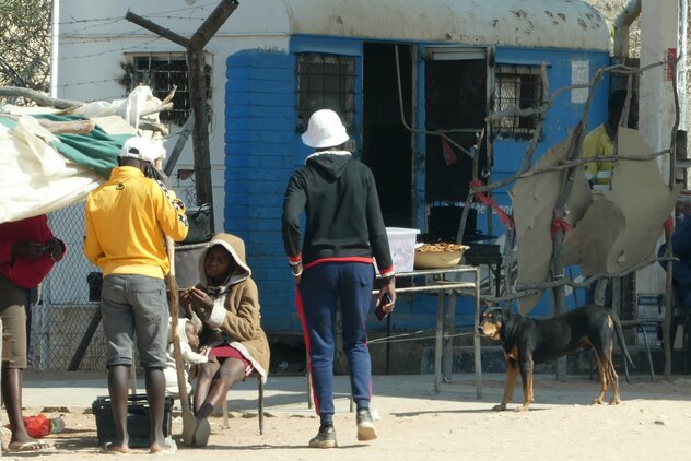 Streuner mit Einheimischen in Nordnamibia