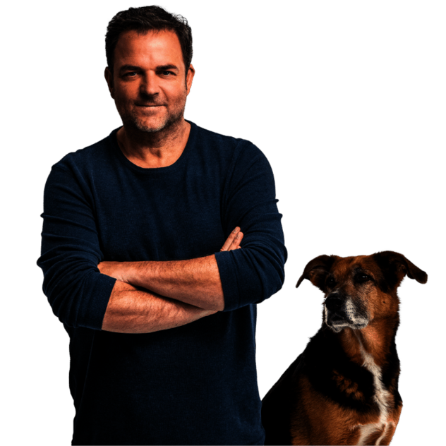 Martin Rütter mit einem mittelgroßen Hund