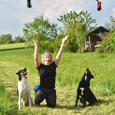 Kathrin mit ihren Hunden auf Wiese