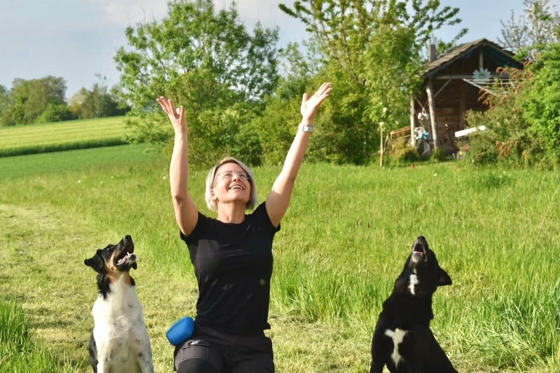 Kathrin mit ihren Hunden auf Wiese