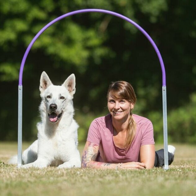 Hund und Mensch liegen im Hoop