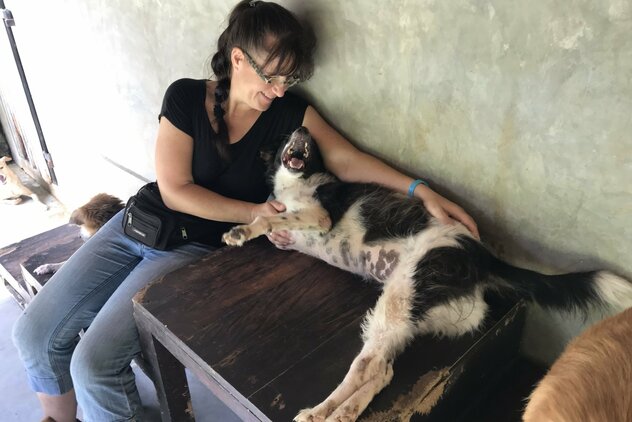 Doreen Hörchner mit dreibeiniger Hündin in der Dog Care Clinic