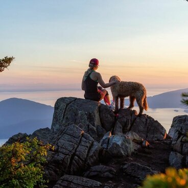 Hund und Frauchen auf Felsen mit tollem Ausblick