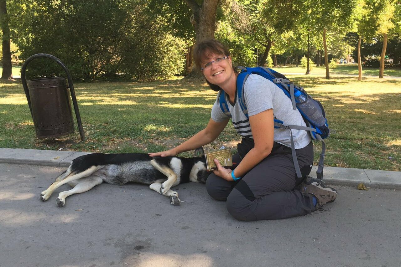 Doreen Hörchner mit Straßenhündin Bulgarien