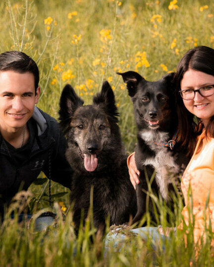 Roger und Sarah mit ihren beiden Hunden Flash und Mira