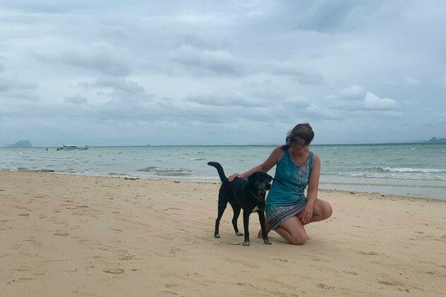 Frei laufender Hund mit Doreen Hörchner auf einer Insel Thailands