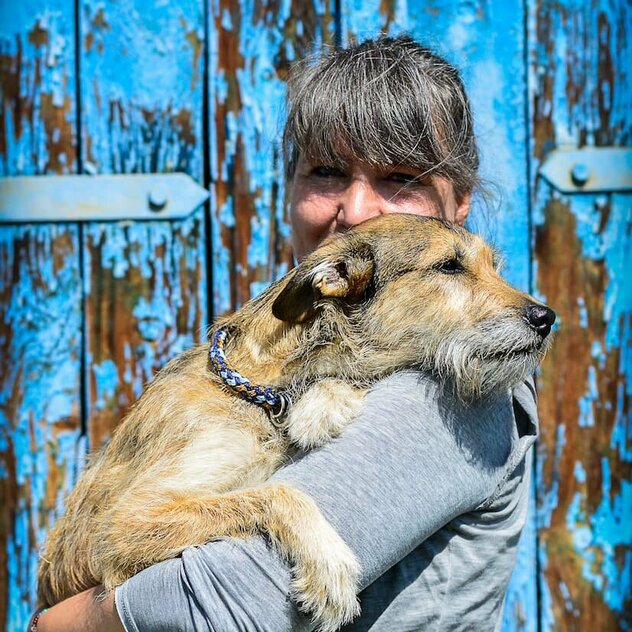 Christiane mit Ihrer aktuellen Tierschutzhündin Tiril auf dem Arm