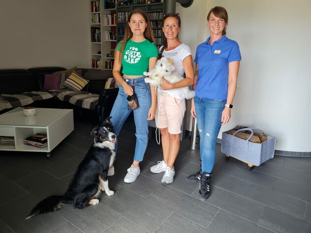 Ramona mit Familie und Hund Pepper im Wohnzimmer