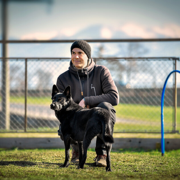 Hundetrainer Claudio Grob mit seinem Hund Che auf der Trainingswiese