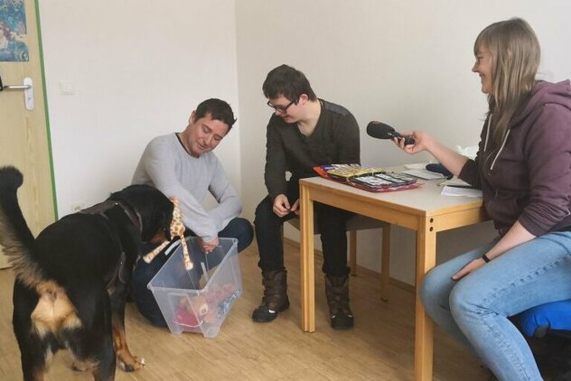 Therapiehund Camillo im Einsatz begleitet vom Radio Charivari