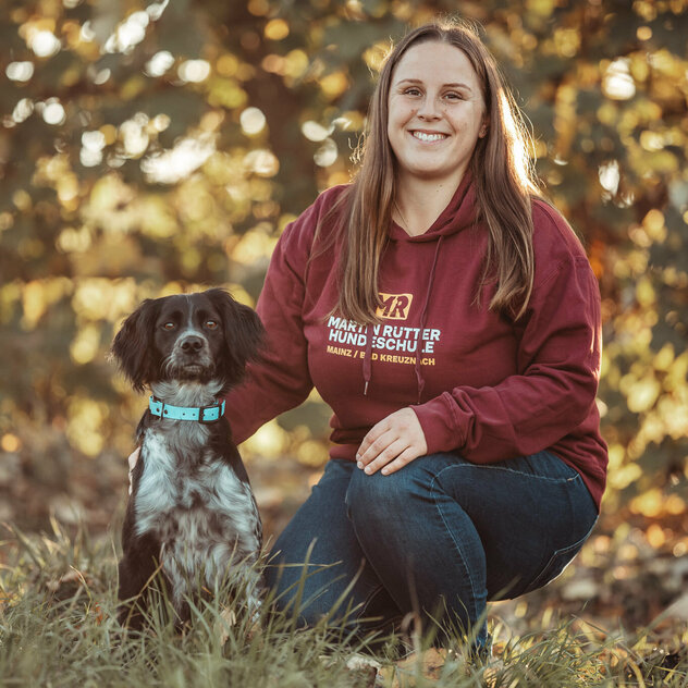 Hundetrainerin Patricia mit ihrem Hund Winnie