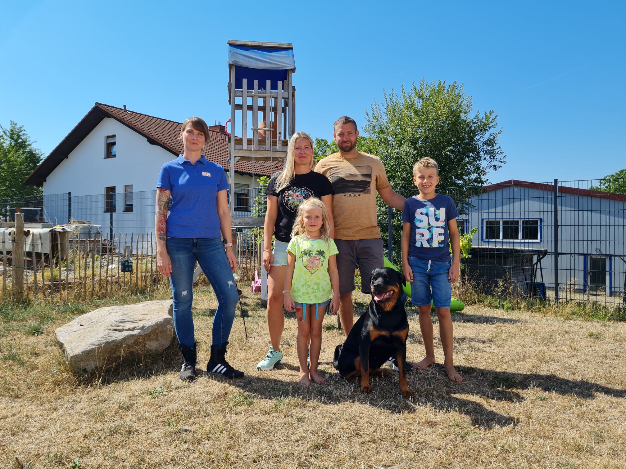 Ramona mit Familie und Hündin Linda